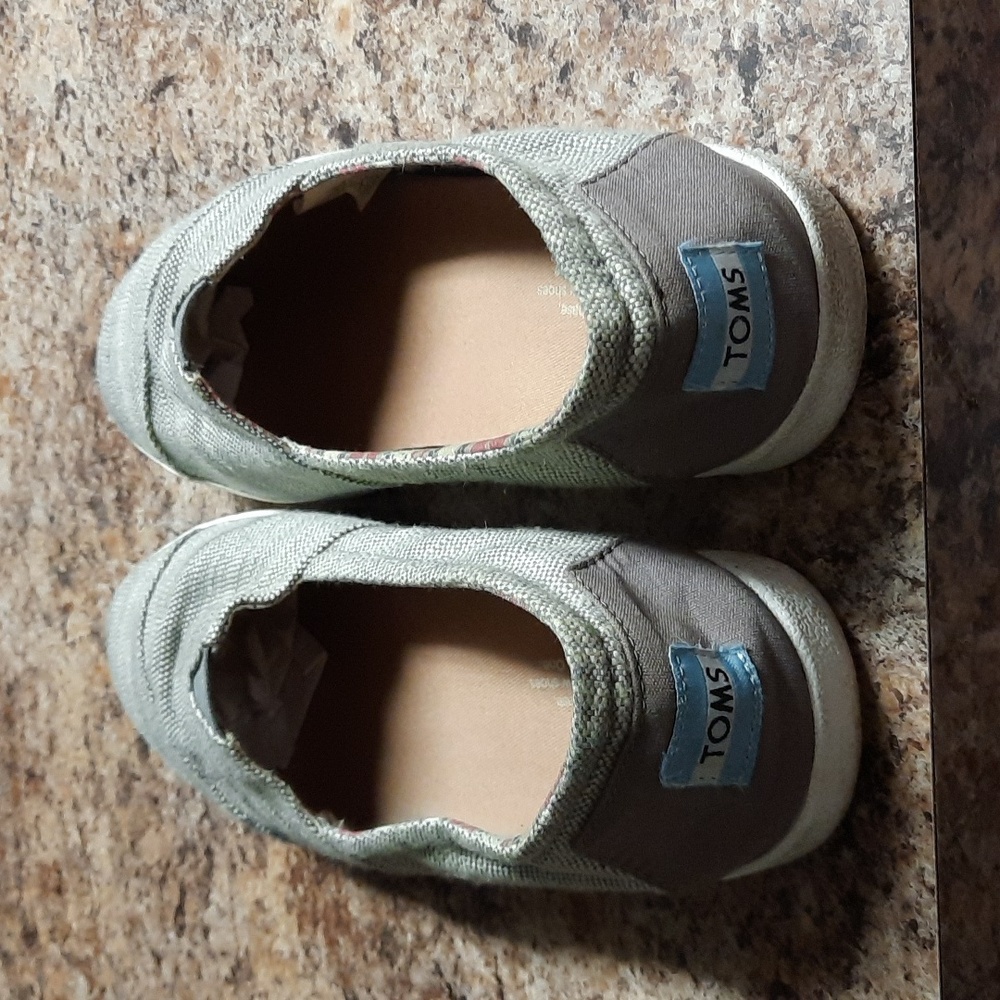 Tom's Brand name slippers